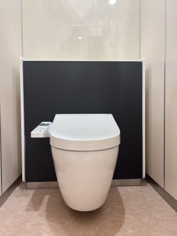 ①壁掛けトイレ