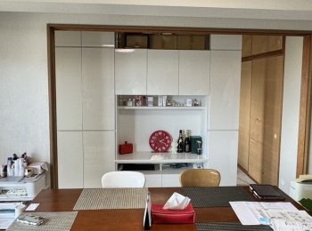 テレビを壁掛け可能にした背面収納家具の造作