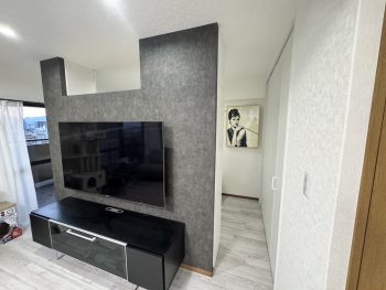 テレビを壁掛け可能にした背面収納家具の造作